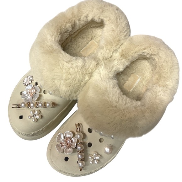 CROCS Women's Fuzzy Faux Fur Winter Lined Clogs Removable Charms Slippers Size 9 - Picture 4 of 11